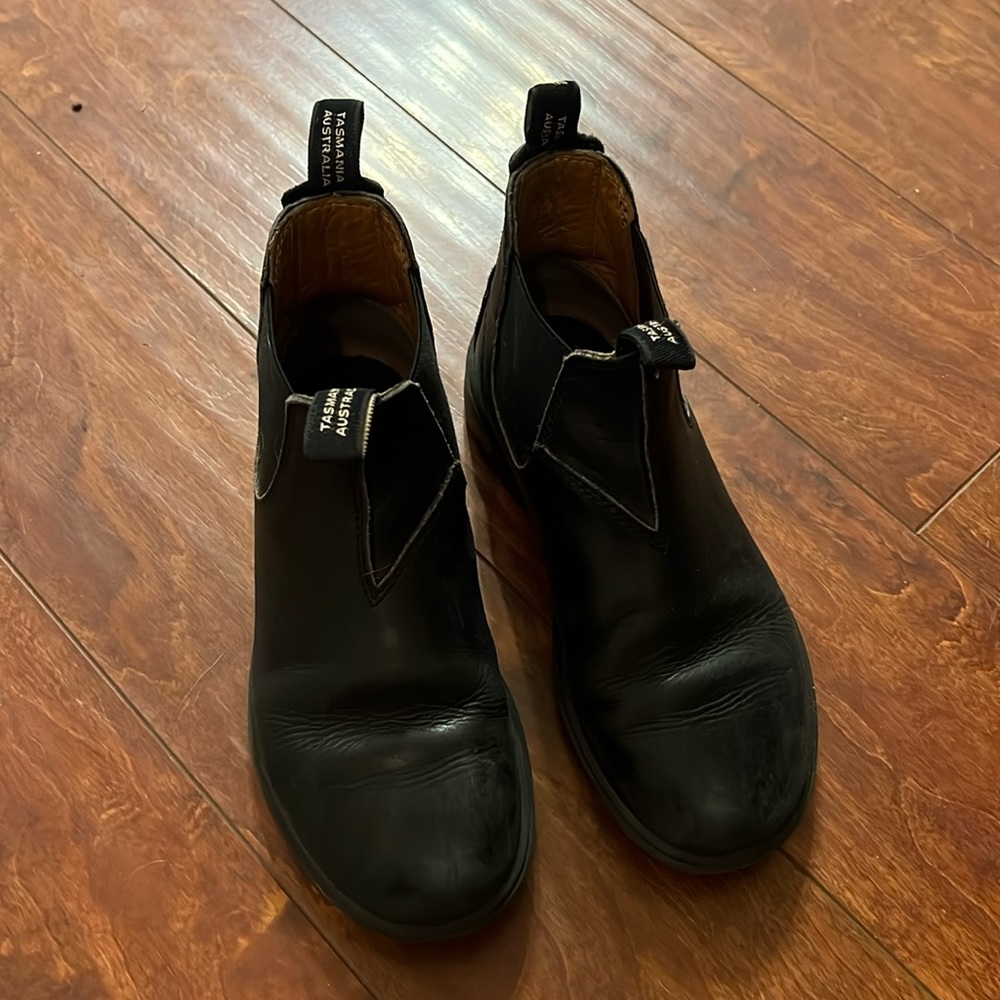 Kids blundstones worn by one kiddo. Size 3 AU, more like a US 4 to 5.